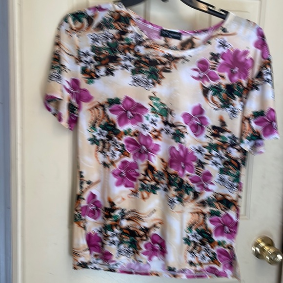 T-C Fashion Floral Blouse Size M Short Sleeves - Picture 1 of 4